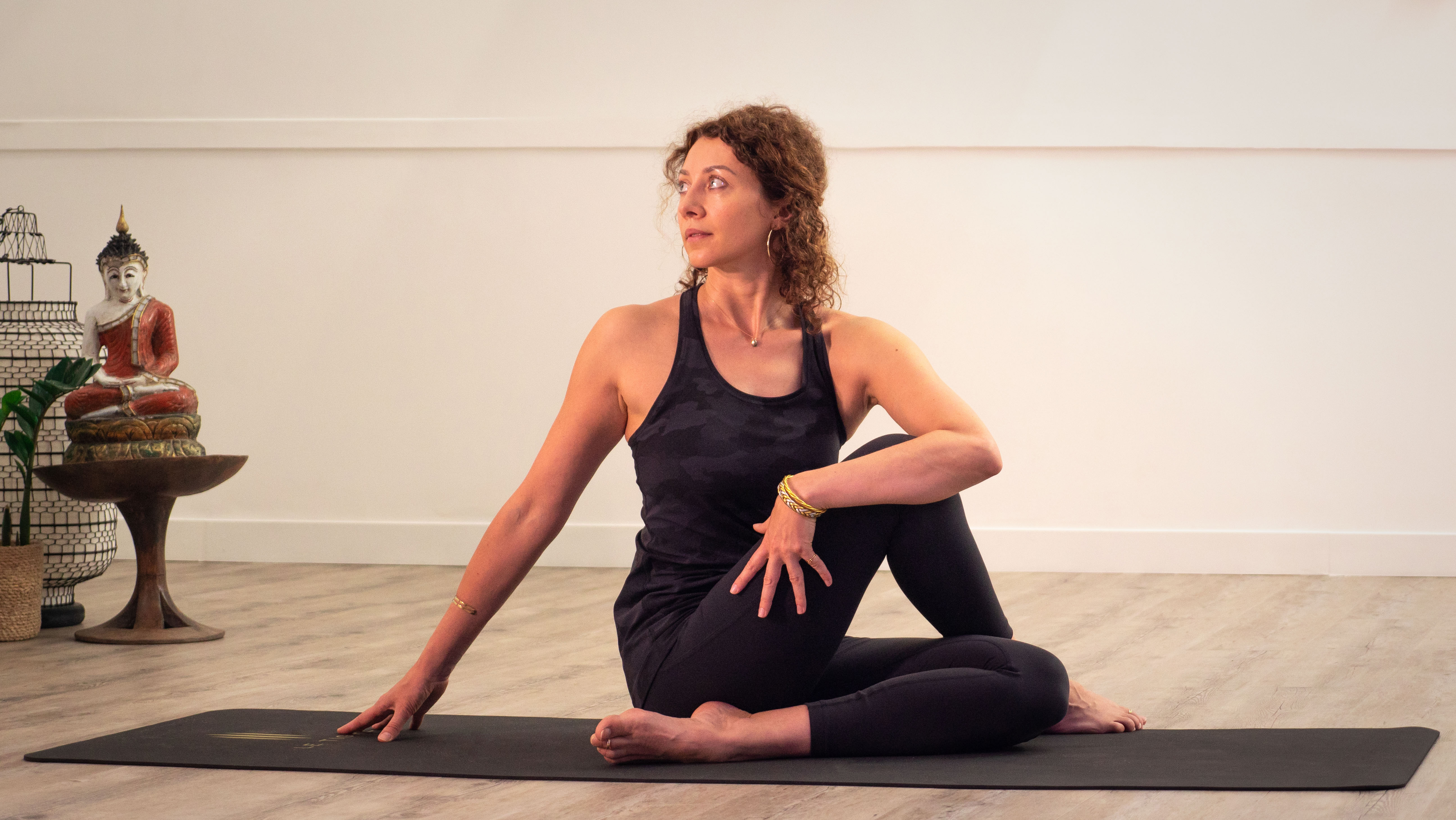 Une Femme Faisant Du Yoga Avec Le Soleil En Arrière-plan Dame De Conception  De Vecteur Faisant Du Yoga Ou De La Journée Internationale